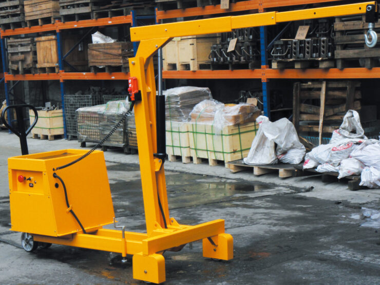 <span class="handling-brand"><span class="handling-brand__text">Warrior</span></span> Counterbalanced 550Kg Mobile Semi Electric Workshop Crane
